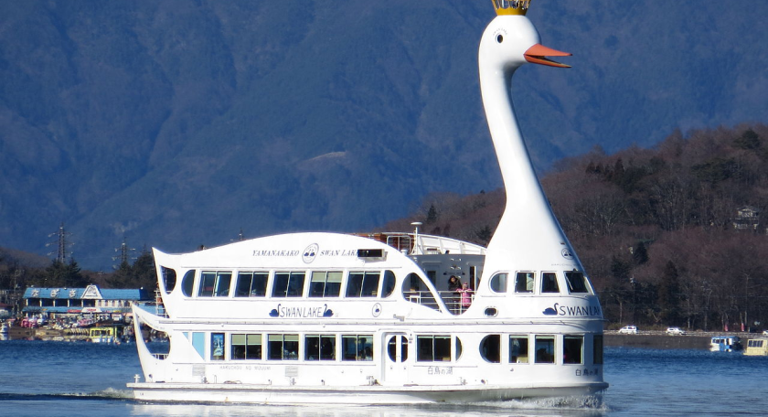 Swan_Lake_Ship_in_Lake_Yamanaka